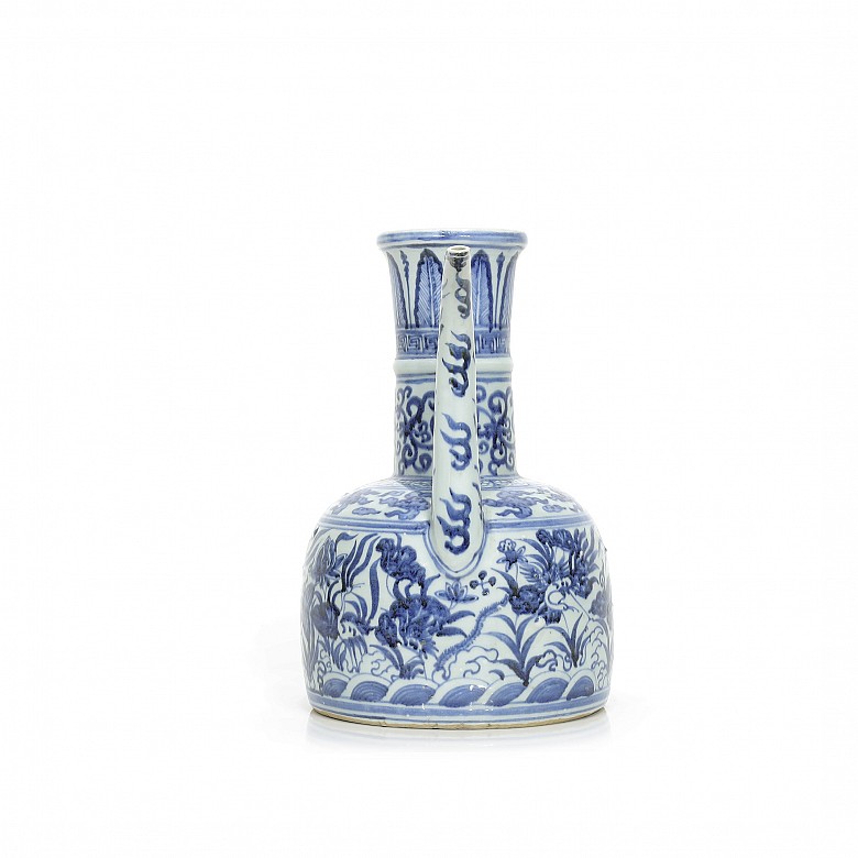 A blue and white pottery jug, 20th century