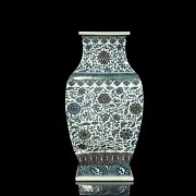 Chinese ceramic vase with flowers, with Qianlong seal - 3