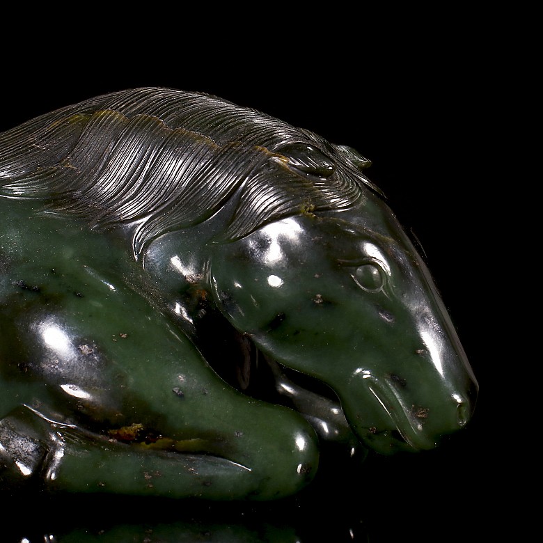 Spinach jade horse on a pedestal, Qing dynasty, Qianlong period