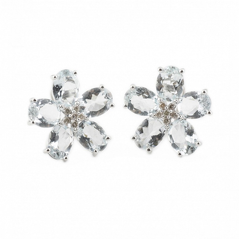 Earrings in 18k white gold with aquamarines and diamonds.