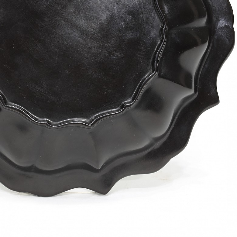 Black lacquered wooden plate, Song del sur.