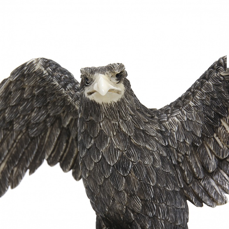 Okimono de marfil “Águila alzando el vuelo”,  ca 1900.