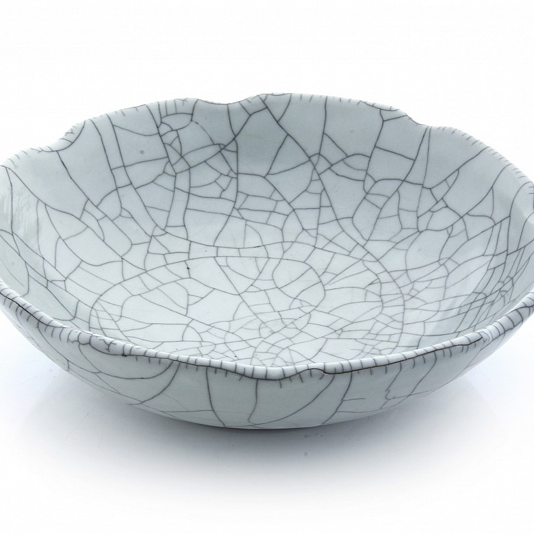 Cuenco de cerámica vidriada en grisaceo, s.XX
