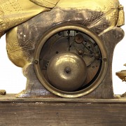 Reloj de sobremesa en bronce dorado, Francia, med.s.XIX