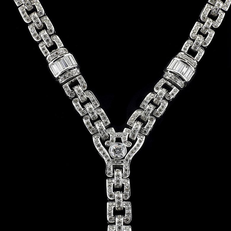 Gran collar de diamantes y esmeralda, en oro blanco 18 k