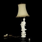 Lámpara con figura de porcelana 