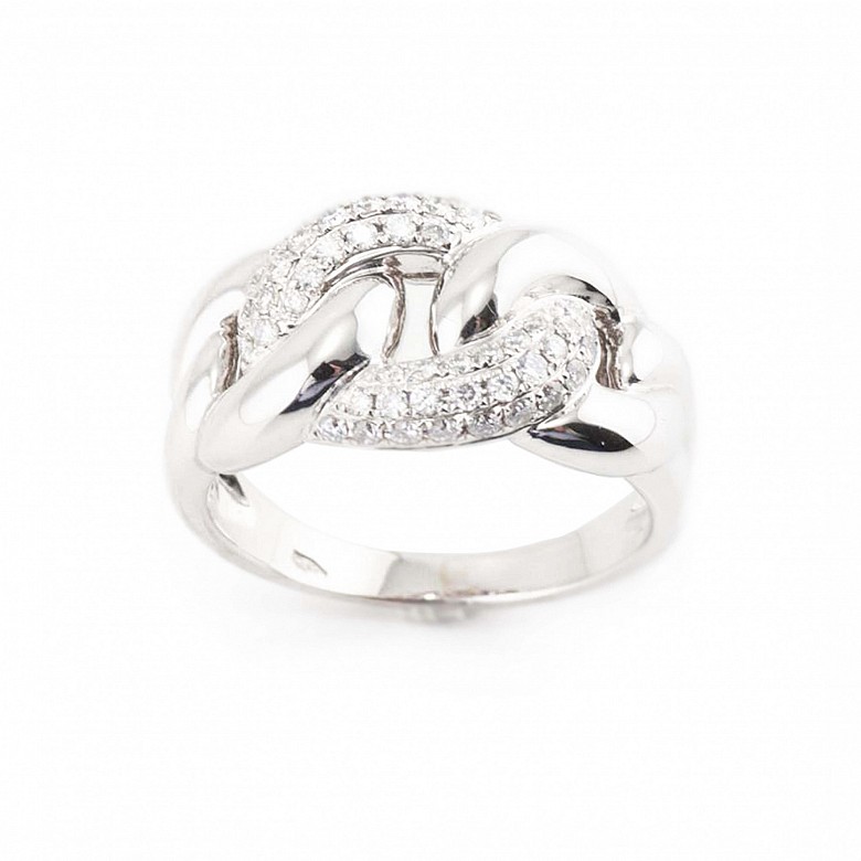 Ring in 18k white gold and diamonds.