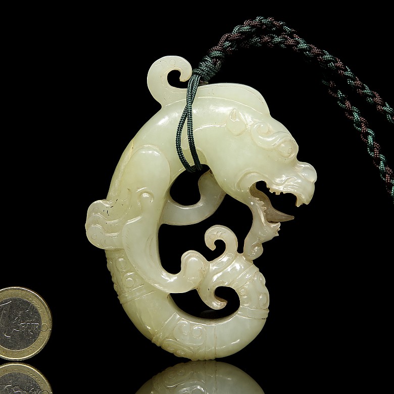 Adorno de jade amarillo con forma de dragón, dinastía Han