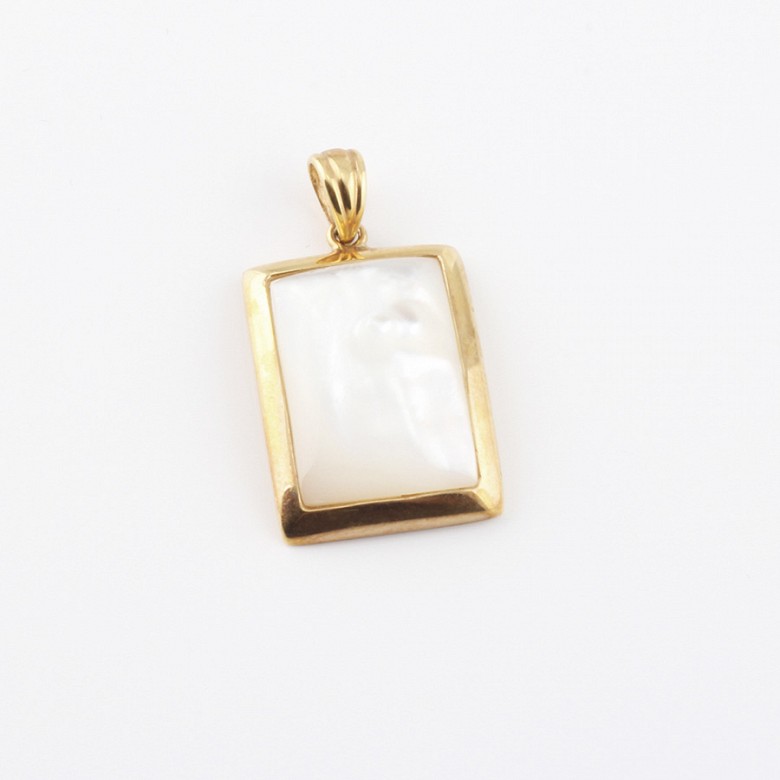 pendant Natural mother of pearl in 18k yellow gold