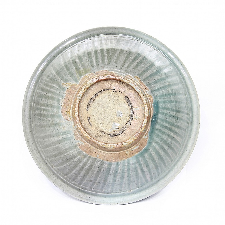 Bowl with rounded rim, celadon glaze, Sawankhalok, 14th-15th centuries - 2