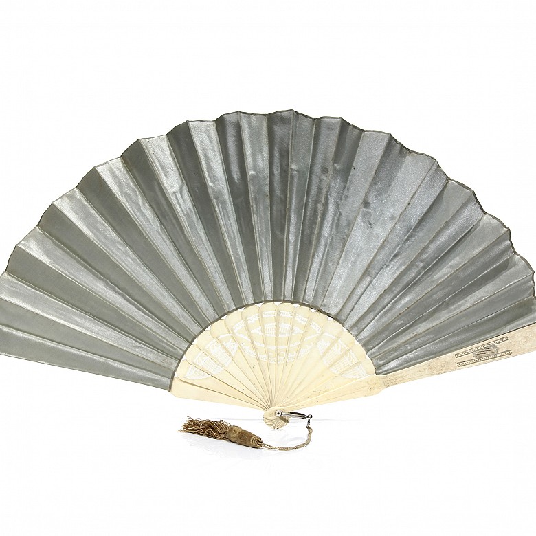 Fan with embroidered silk country. - 2