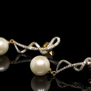 Long earrings in 18k yellow gold, pearls and diamonds