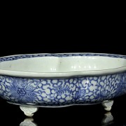 Recipiente de porcelana con lotos, azul y blanco