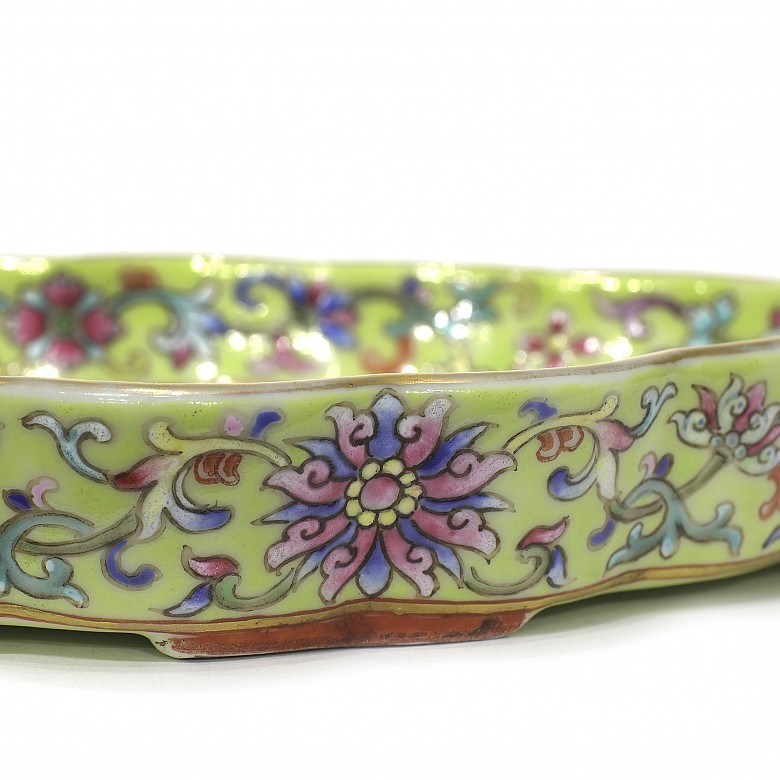 Oval enamelled tray with yellow 