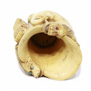 Vasija de marfil tallado con animales mitológicos, China, pps.s.XX