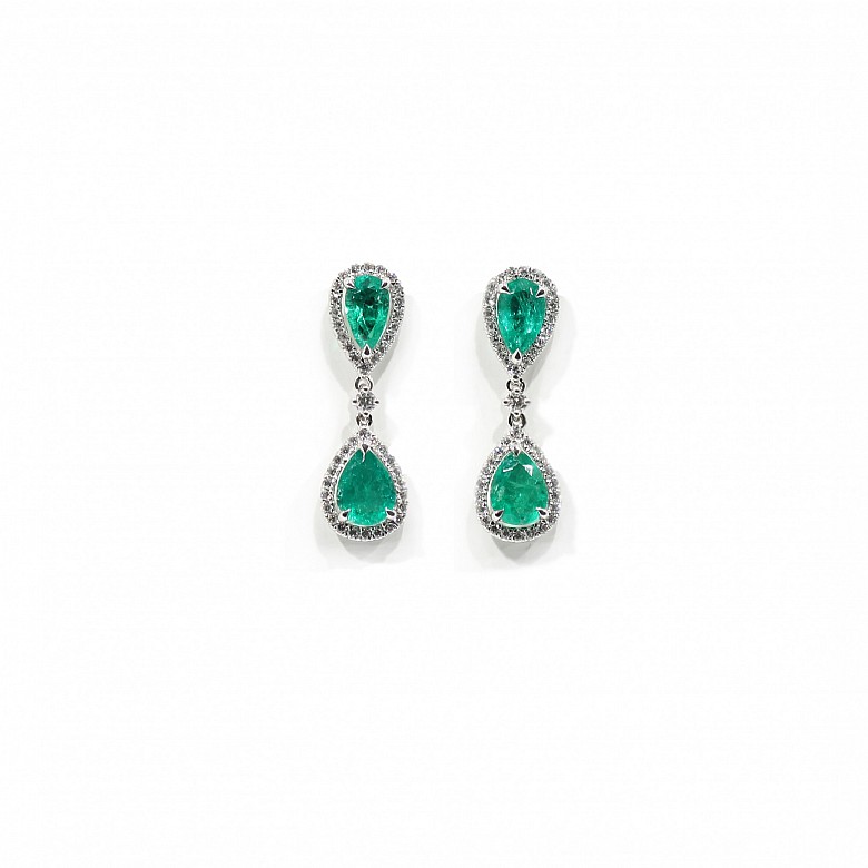 Earrings in 18k white gold, with emeralds and diamonds.