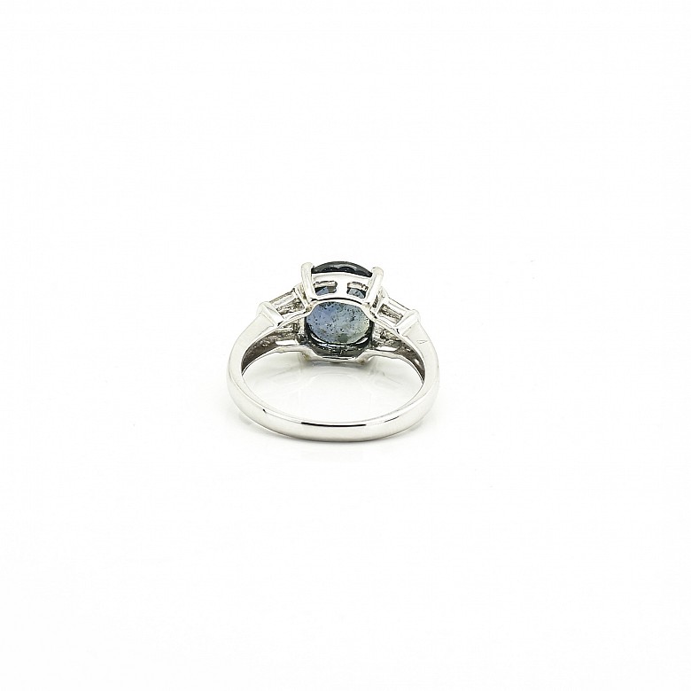 Ring with natural sapphire and diamonds in 18k white gold.