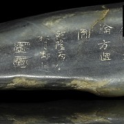 Guijarro de jade gris con una inscripción, dinastía Qing