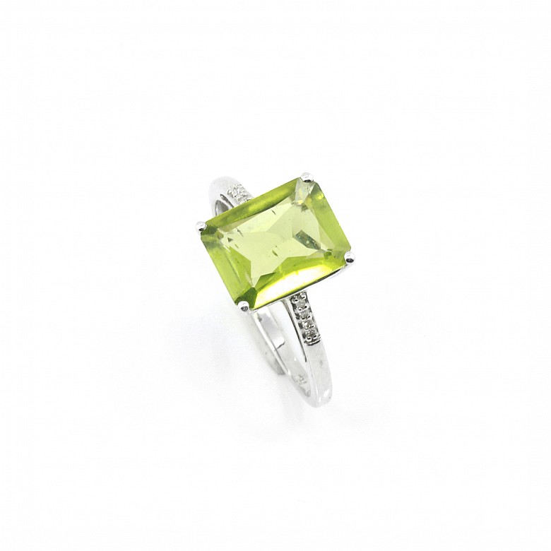 18k white gold ring with a central peridot. - 2
