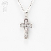Cross necklace with zircons in silver and rhodium
