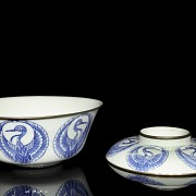 Gran cuenco con tapa de porcelana, azul y blanca, pps.S.XX - 4