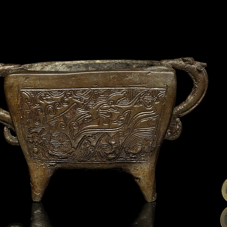 Elegant Chinese bronze incense burner, Ming dynasty