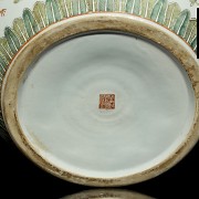 Pecera de porcelana china, con base de madera.