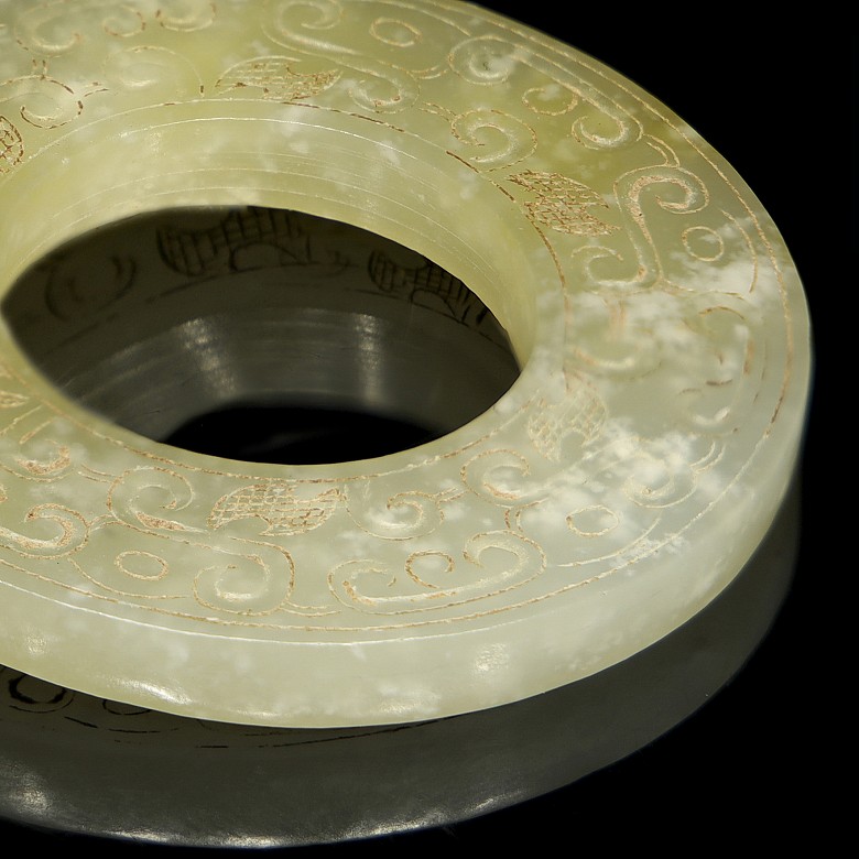 Anillo de jade tallado y grabado, dinastía Zhou del este