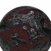 Caja de madera lacada en rojo y negro, dinastía Qing.