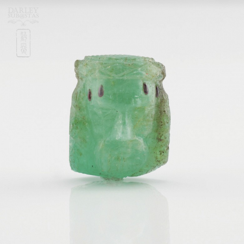 Head of Christ carved emerald - 1