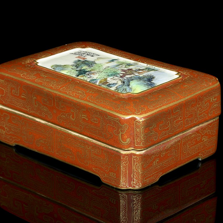 Porcelain box with lid, with Qianlong mark
