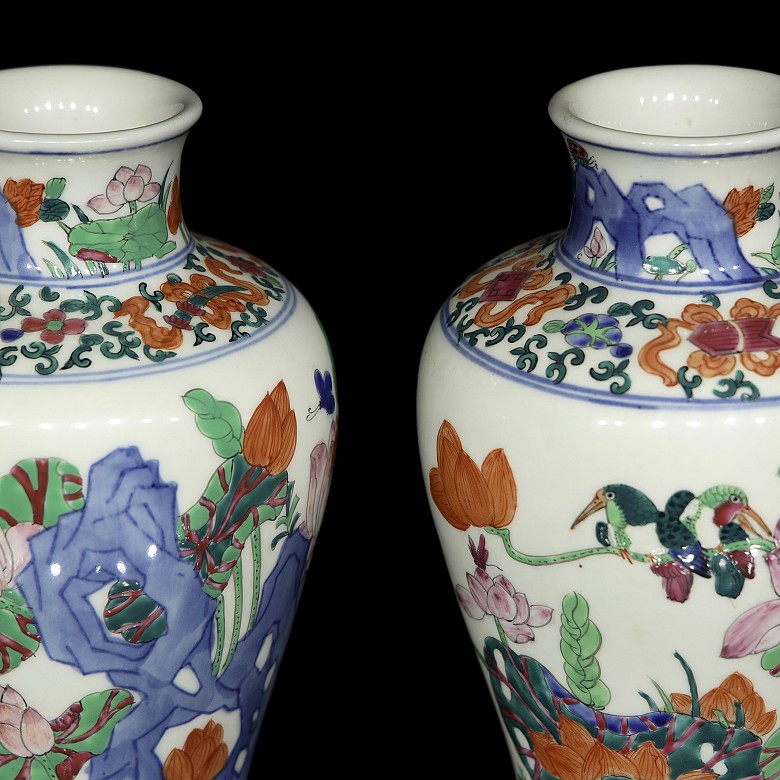 Pair of porcelain enamelled vases - 2