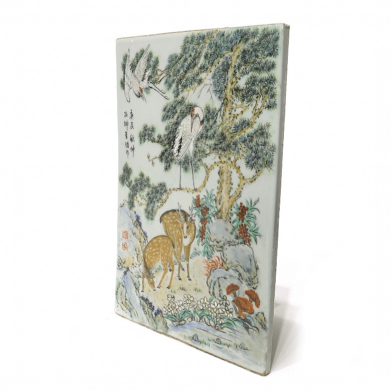 Placa de porcelana esmaltada con ciervos y grullas, s.XX