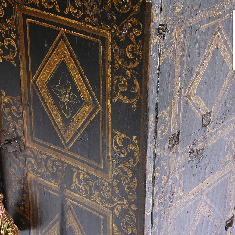 Papelera con tapa de dos puertas, madera policromada, s.XVII-XVIII