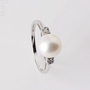 Anillo perla cultivada blanca con diamantes en oro blanco 18k