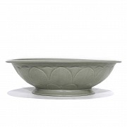 Plato de cerámica estilo Yue con vidriado celadón.