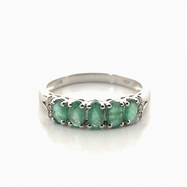 Ring in 18k white gold with emerald and diamonds.