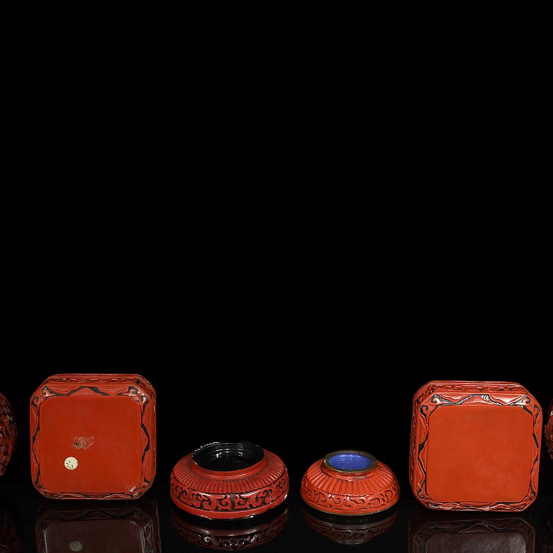 Lot of six lacquered pieces, 20th century