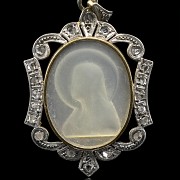 Medalla con una Virgen de nácar, montada en oro blanco de 18 k