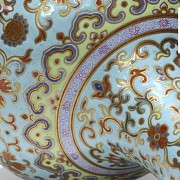 Jarrón de porcelana de fondo azul, con sello Daoguang.
