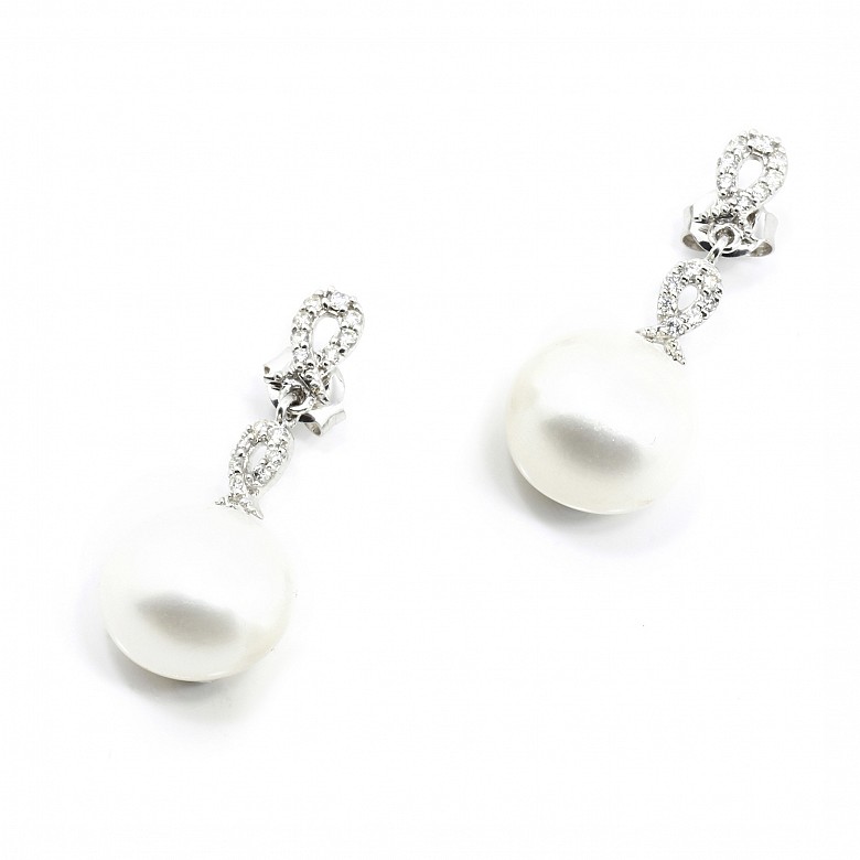 Long earrings in 18k white gold with pearls.