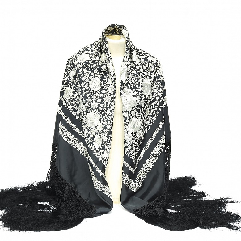 Set of shawl, mantilla and gloves, 20th century