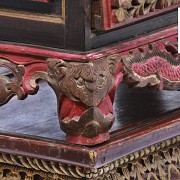 Joyero con peana, madera tallada y policromada, Peranakan, China. s.XX