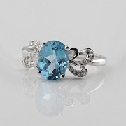 Bonito anillo diamantes y topacio azul