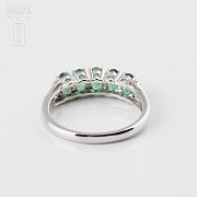 Ring in 18k white gold with emerald and diamonds. - 2