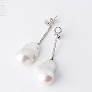 Earrings in 18k white gold with baroque pearl and diamond