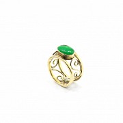Ring in 18k yellow gold with green stone.
