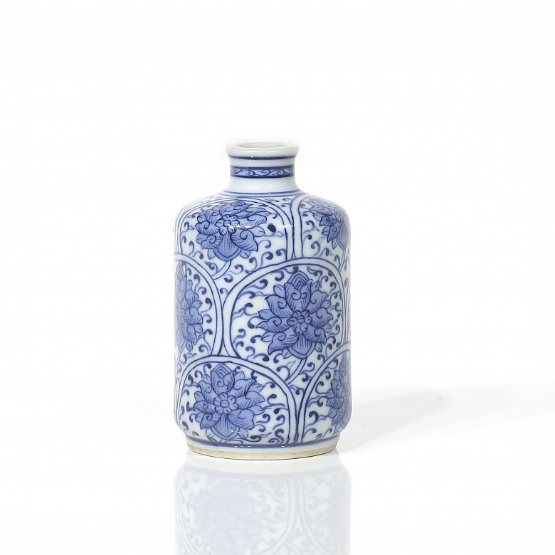 Porcelain miniature in blue and white, 20th century.