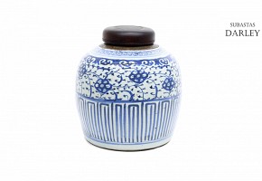 Blue and white porcelain tibor, 19th century