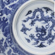Cuenco de dragones en azul y blanco, dinastía Qing.